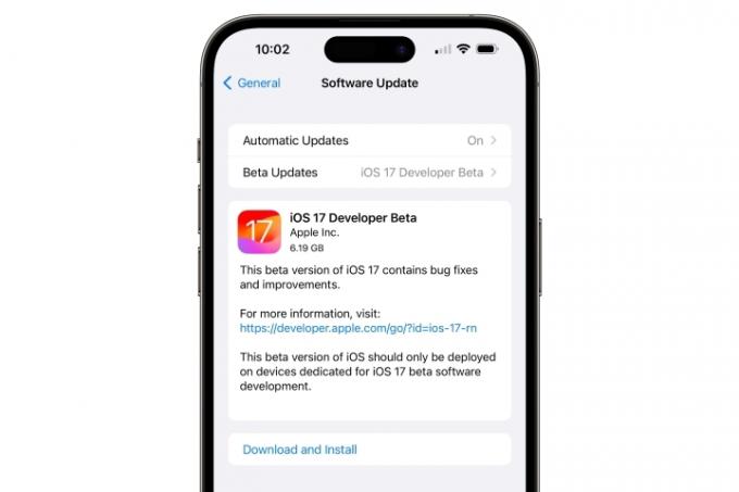 אייפון מציג את מסך ההורדה וההתקנה של מפתחי iOS 17 בטא 1. 