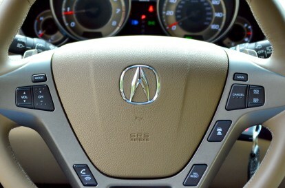 Zaawansowany system nawigacji Acura mdx 2013, sterowanie dźwiękiem aktywowane głosem na kierownicy