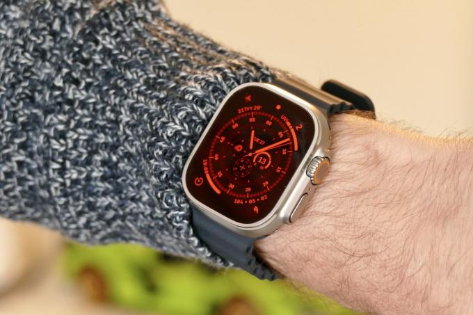 Naktinis režimas Apple Watch Ultra Wayfinder laikrodžio ciferblate.