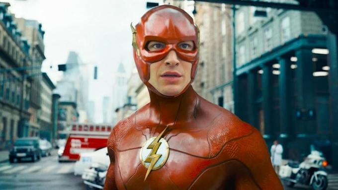 Езра Милър гледа в The Flash.