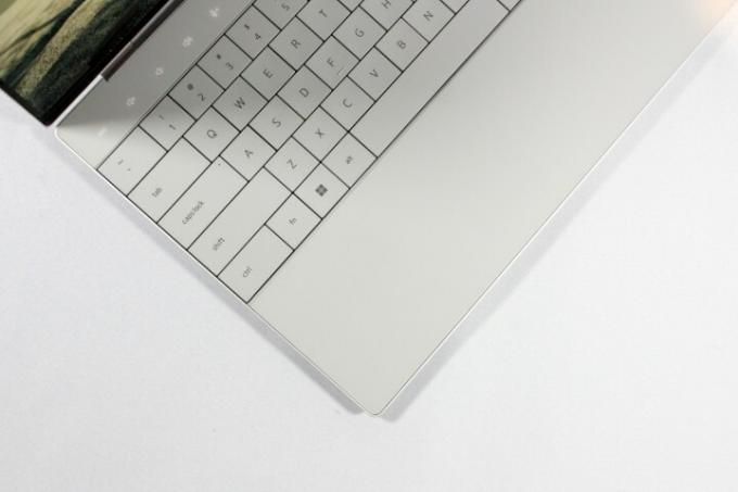 Nahaufnahme von Tastatur und Trackpad auf einem Dell XPS 13 Plus.