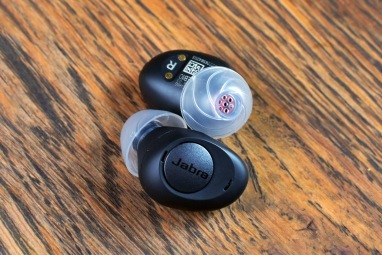 Słuchawki douszne Jabra Enhance Plus zatrzaskują się magnetycznie.