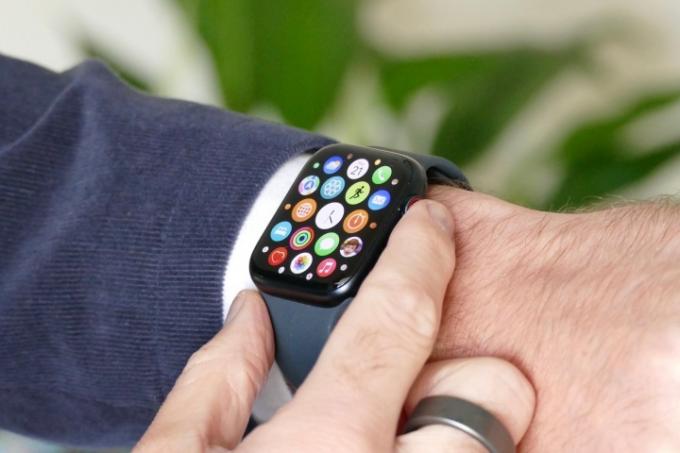 Apple Watch Series 7'deki uygulama menüsü.