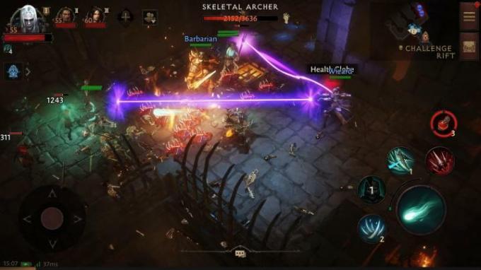 يعمل اللاعبون معًا لمحاربة الأعداء في Diablo Immortal.