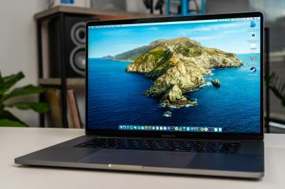 O MacBook Pro de 16 polegadas, com a tampa aberta e a tela mostrando a imagem de uma ilha.