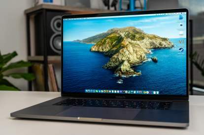 MacBook Pro รุ่น 16 นิ้ว ที่เปิดฝาไว้และหน้าจอแสดงภาพเกาะ