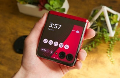 Motorola Razr Plus のカバー画面が表示され、ホームページが表示されます。