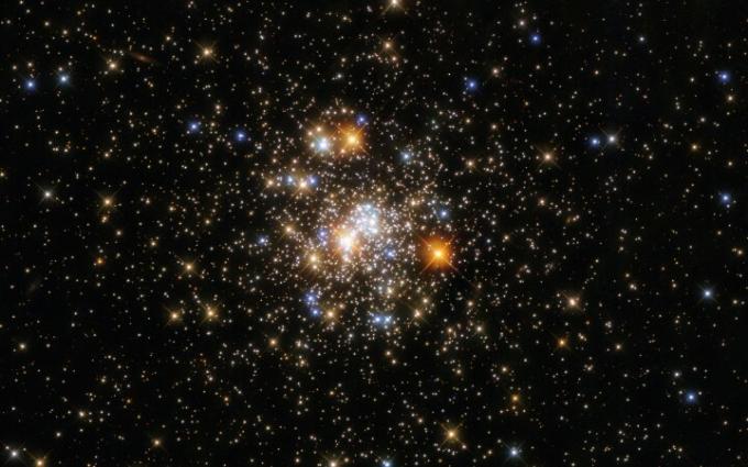 Uma imagem repleta de estrelas obtida pelo Telescópio Espacial Hubble da NASAESA mostra NGC 6717, que fica a mais de 20.000 anos-luz da Terra, na constelação de Sagitário.