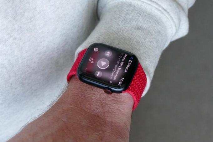 Controles de música no Apple Watch Series 7.