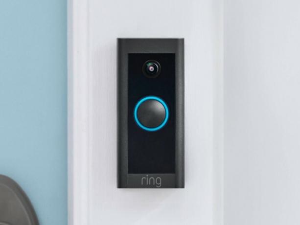 A campainha de vídeo Ring Wi-Fi montada em uma porta frontal.