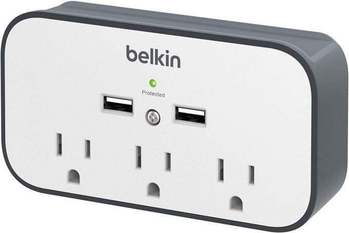 Belkin 3 kimenetű falra szerelhető túlfeszültségvédő fehér háttér előtt.