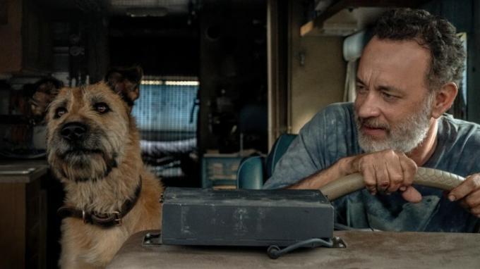 Een hond en Tom Hanks in een scène uit Finch.