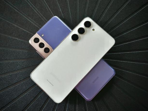 هاتف Samsung Galaxy S23 باللون الكريمي وS21 باللون البنفسجي الوهمي