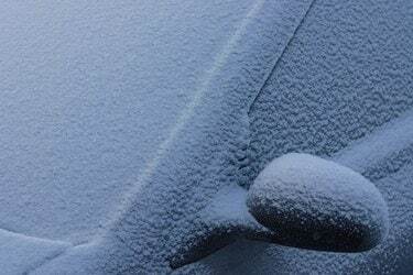 Παγωμένο αυτοκίνητο καλυμμένο στο χιόνι