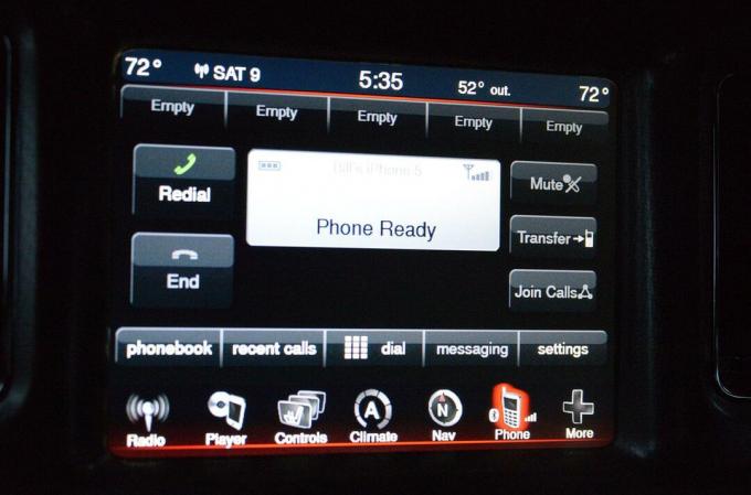 2013. gada Dodge Charger AWD Uconnect multivides centra skārienekrāna tālrunis ir gatavs