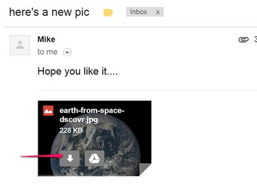Klicka på pilen för att ladda ner en bild från Gmail.