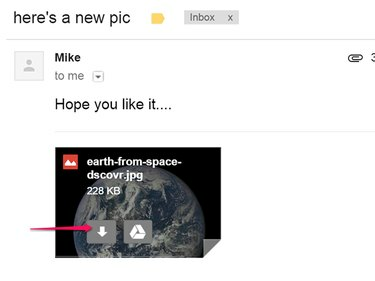 Faceți clic pe săgeată pentru a descărca o imagine din Gmail.