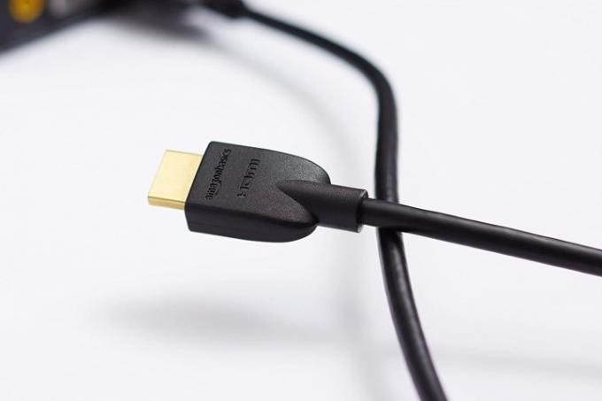 O cabo HDMI AmazonBasics sendo usado para um laptop.
