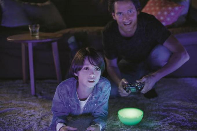 Philips Hue Go è un gioco di luci a LED portatile dall'aspetto elegante