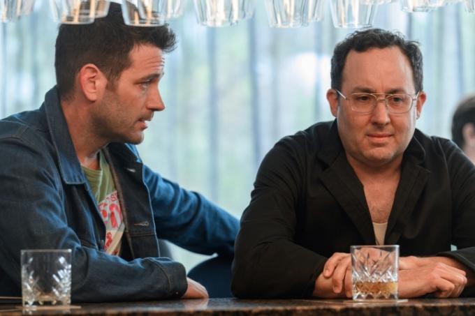 『不遜』のシーンで、バーに座ってお互いを慰め合う 2 人の男性。