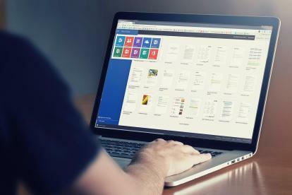 Osoba korzystająca z laptopa, na którym wyświetlane są różne aplikacje pakietu Microsoft Office.