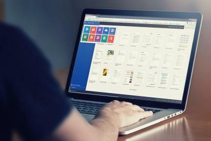 Osoba, ktorá používa prenosný počítač, ktorý zobrazuje rôzne aplikácie balíka Microsoft Office.