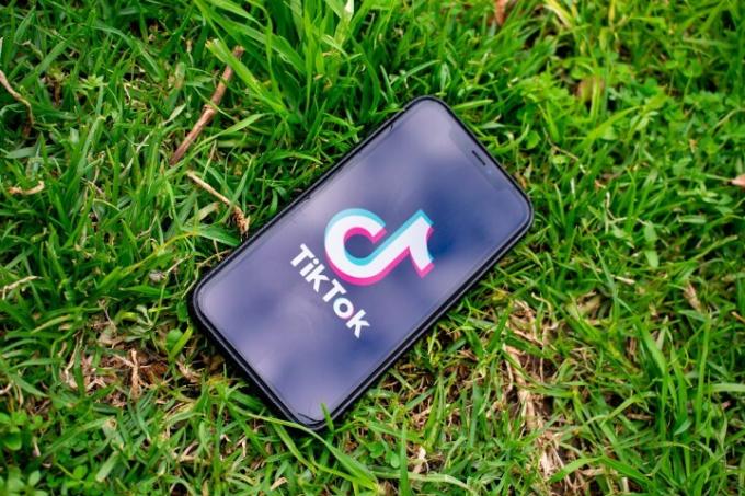 Tela inicial do TikTok vista na tela de um smartphone.