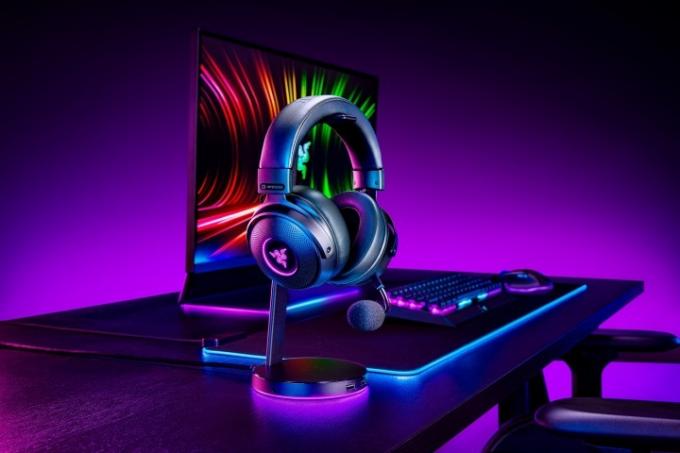 스탠드에 장착된 Razer Kraken V3 Pro 헤드셋.