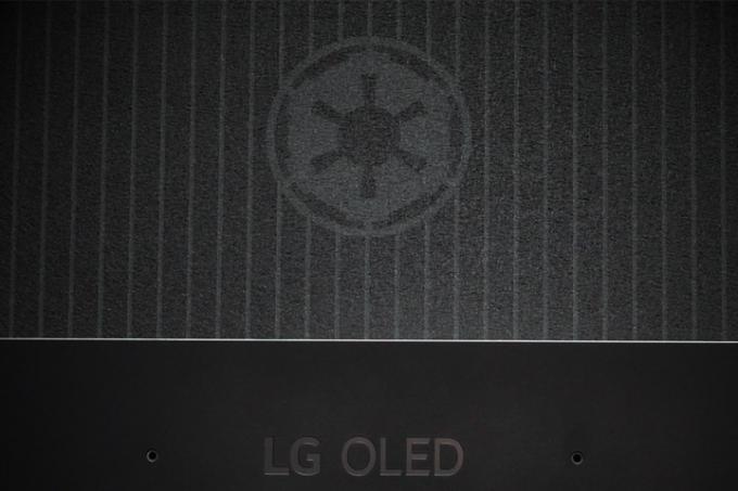 Ограниченная серия Star Wars LG C2 OLED Evo TV, крупный план задней панели с императорским гербом