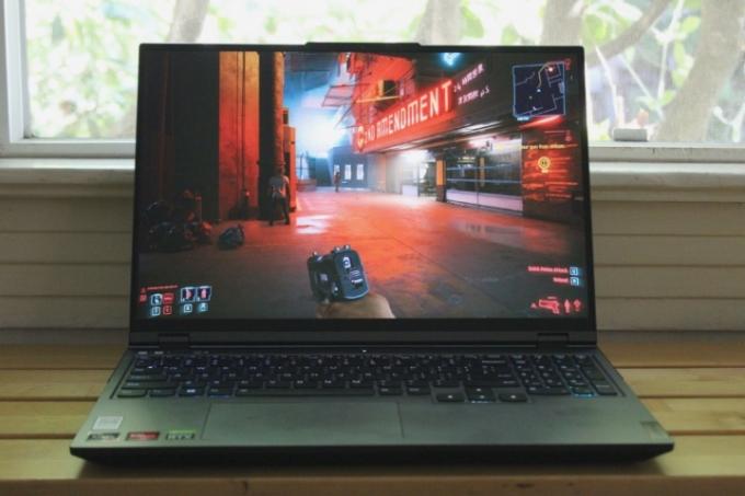 Lenovo Legion 5 Pro dengan Cyberpunk 2077 sedang dimainkan.