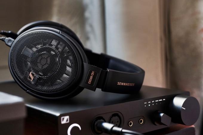 Sennheiser HD 660S2 hörlurar med öppen baksida sett med hörlursförstärkare.