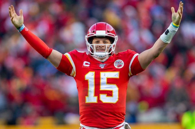 Patrick Mahomes podnosi ręce do góry.