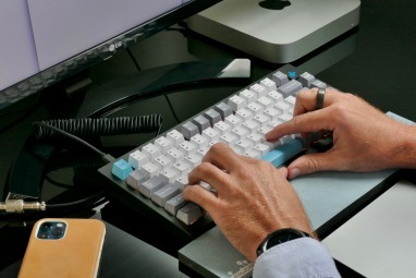 Tippen auf der mechanischen Tastatur Keychron Q1.