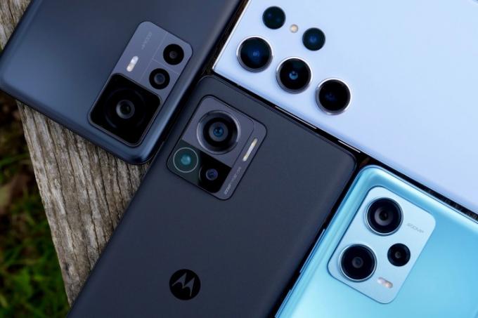 De cameramodules van de Galaxy S23 Ultra, Xiaomi 12T Pro, Redmi Note 12 Pro+ en de Motorola Edge 30 Ultra.