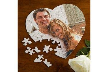 Fotografie puzzle ve tvaru srdce s fotografií pózujícího páru