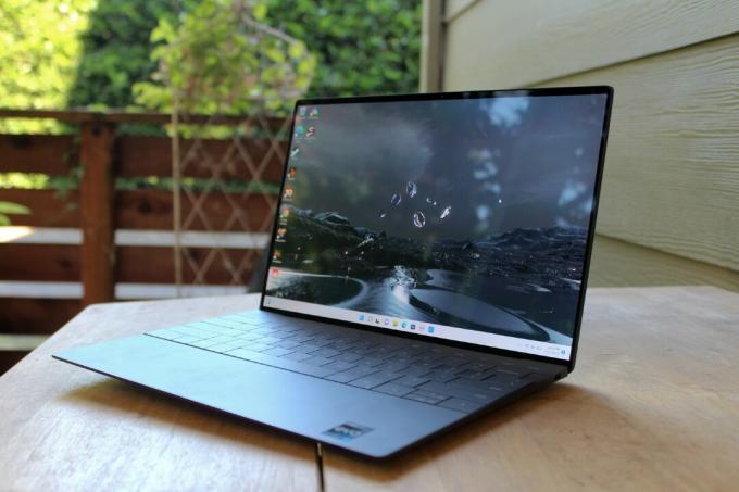 Dell XPS 13 Plus na stole vonku.