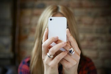 γυναίκα που βγάζει selfie με κινητό τηλέφωνο