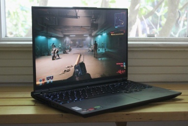 Laptop gaming Lenovo Legion 5 Pro di atas meja.