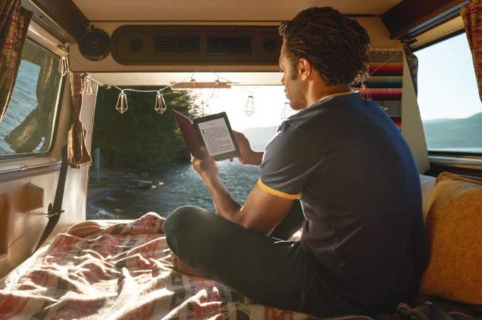 Læser en Kindle Paperwhite i varevogn