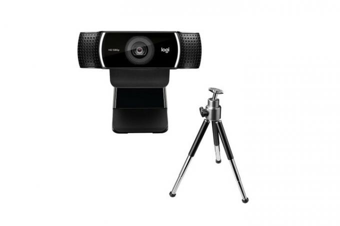 Vooraanzicht van een Logitech C922 Pro Stream-webcam en een statief naast elkaar op een witte achtergrond.