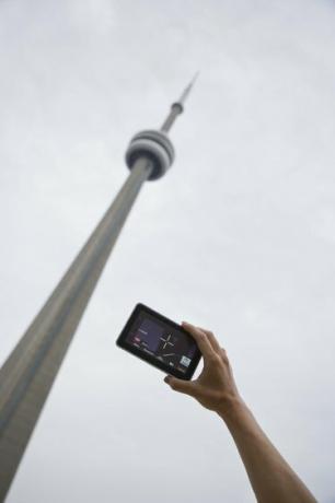 Persoon die een foto maakt van de CN Tower in Toronto, Ontario, Canada
