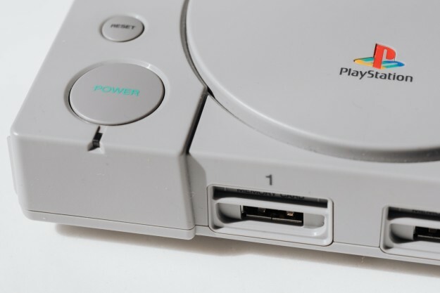 Оригінальна консоль PlayStation крупним планом.