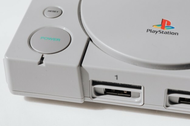 Originalna PlayStation konzola izbliza.