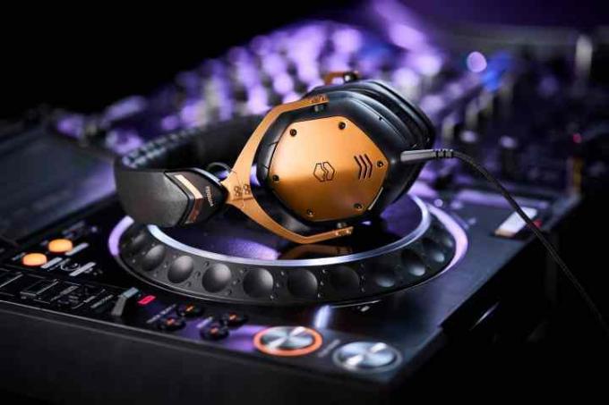 Casque sans fil V-Moda Crossfade 3 bronze sur platine vinyle pour console DJ.