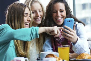 Amigos se divertindo com smartphones