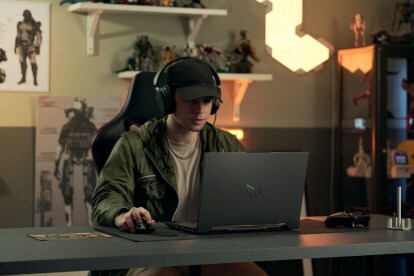 Eine Person, die den Gaming-Laptop Asus TUF F15 verwendet.