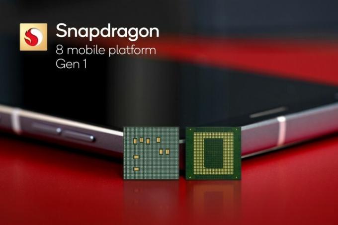 Snapdragon 8 Gen 1 mobilprosessor plassert ved siden av en referansetelefon.