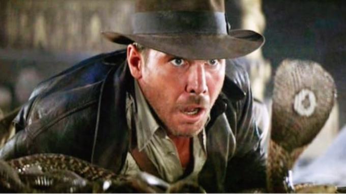 Harrison Ford é assustado por uma cobra em Os Caçadores da Arca Perdida.