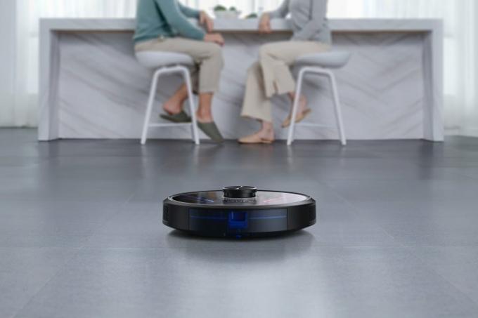 Aspirador robô Eufy RoboVac X8 em piso cinza. 