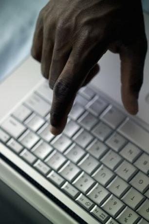 Man's hand boven laptopcomputer, close-up, onderdeel van, selectieve focus